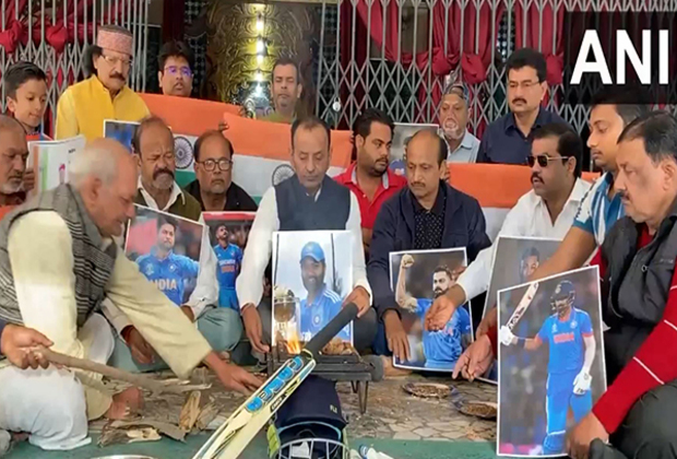 Kanpur: Supporters perform 'havan' for India's victory in ICC Champions trophy final