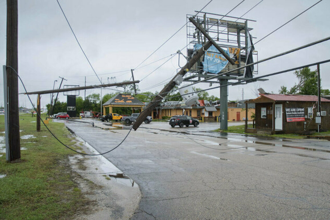 Tornadoes tear through Texas, Oklahoma