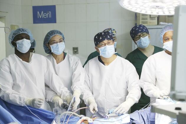 (Hello Africa) Three generations of Chinese and Gambian doctors perform surgery together