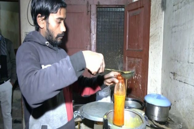 Hot Khichdi being filled in cylindrical bottles for labourers trapped in Silkyara tunnel
