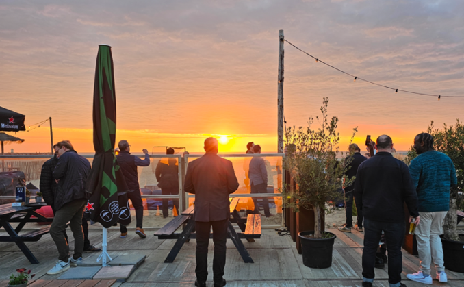 Gäste der CRN XChange EMEA 2024 lassen den Business-Tag am Stand von Den Haag ausklingen - bis weit nach Sonnenuntergang übrigens.