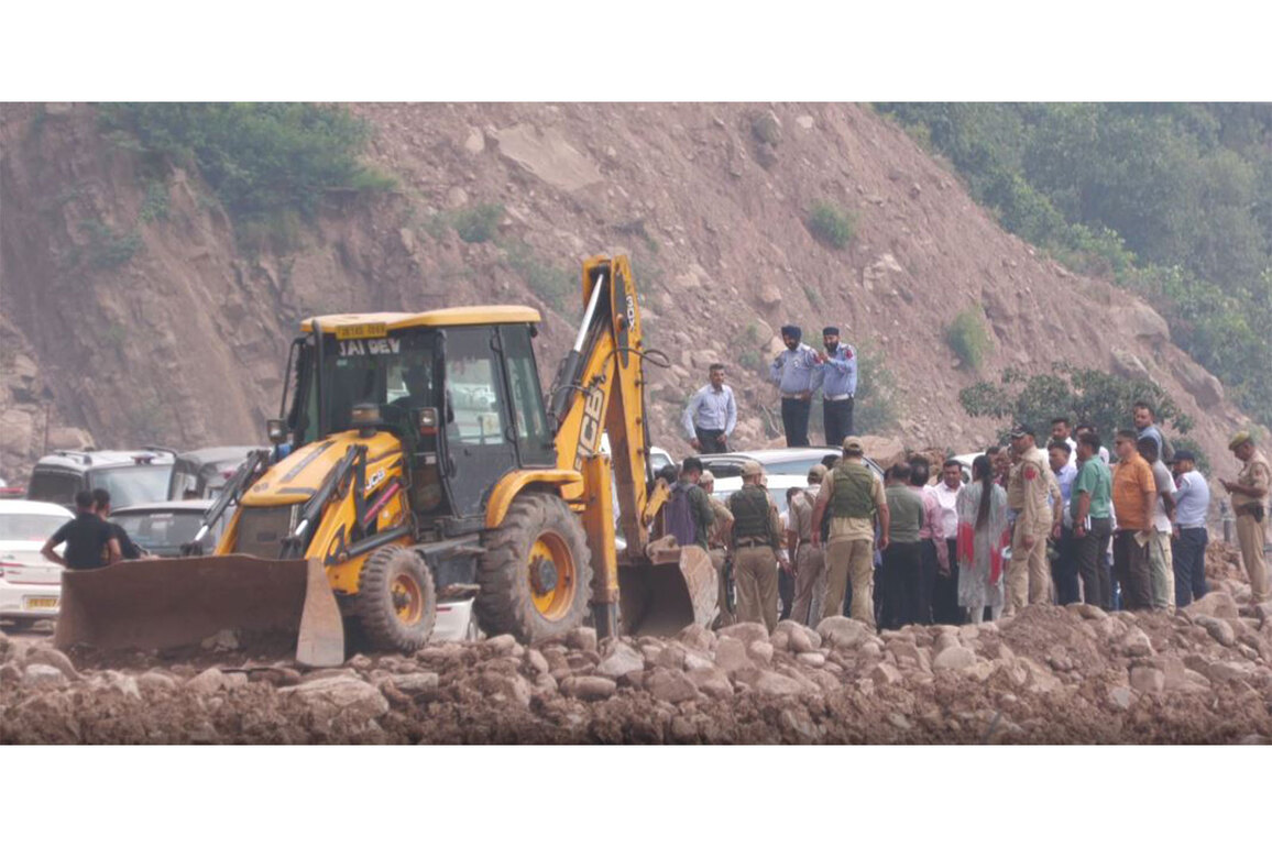 J-K PWD Principal Secretary visits Thard to oversee restoration work of Jammu-Srinagar National Highway