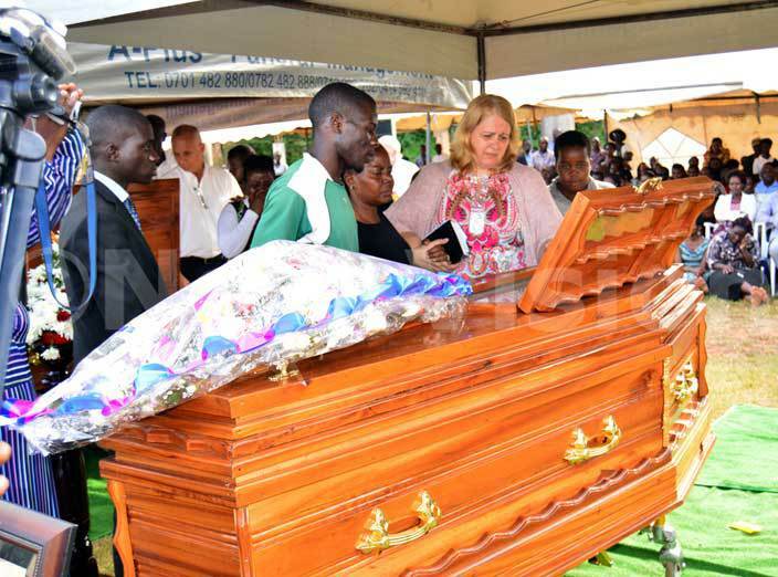  renda olz the wife to the late cott olz and her daughter ethanp olz viewing the body of her husband during the funeral service at esu kwagalas church in eguku akiso district on the uesday arch 29 2016 hoto by hamim aad