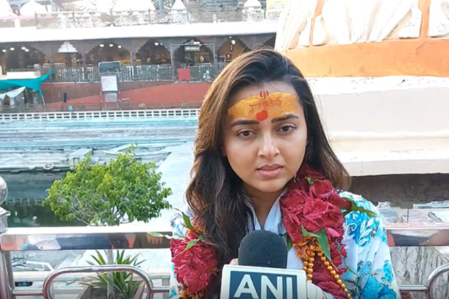 Tejasswi Prakash offers prayers at Mahakaleshwar Temple in Ujjain on her birthday