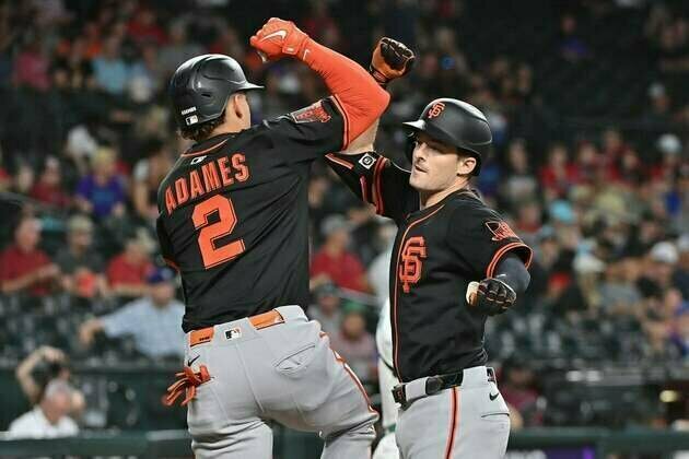 Giants blow lead but edge D-backs in 10 to end skid