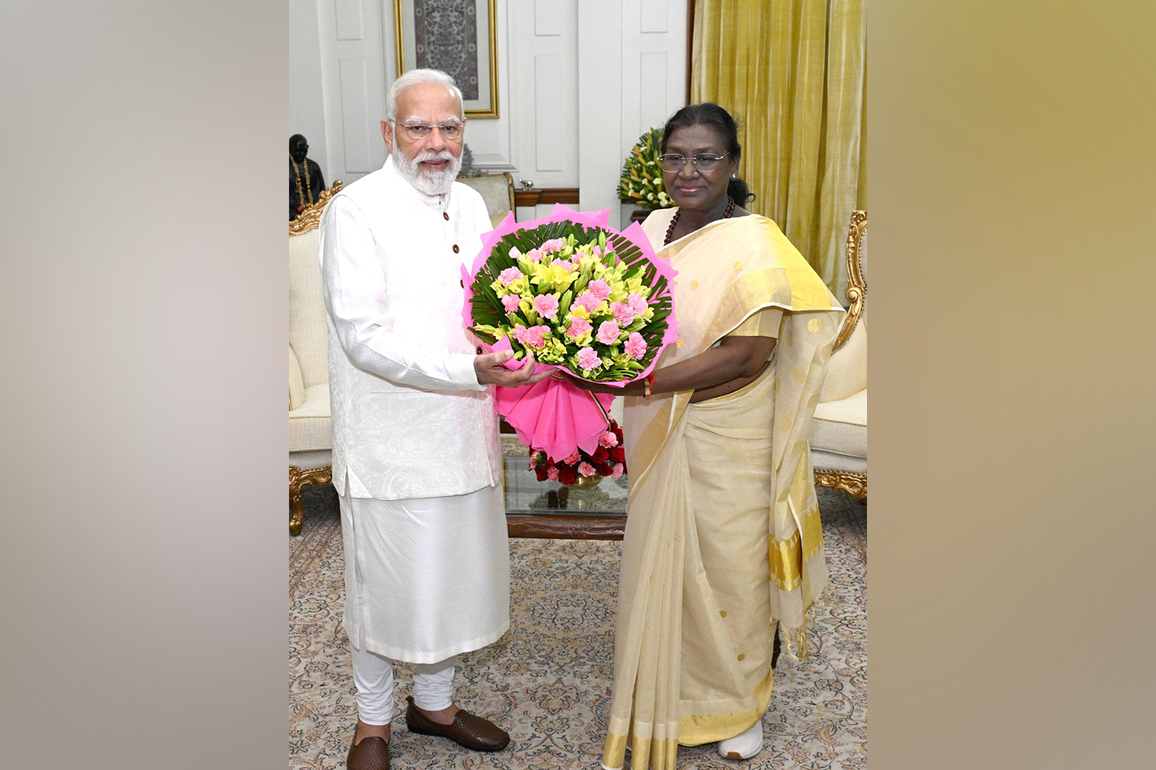 PM Modi calls on President Droupadi Murmu, shares Diwali greetings