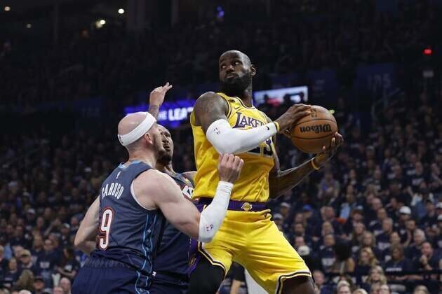Thunder pull away from Lakers, maintain perfect playoff mark