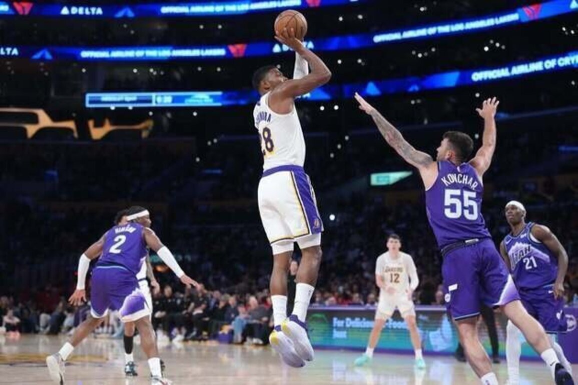 Lakers empty the bench in lopsided win over lowly Jazz