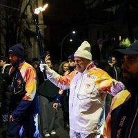 Torch arrives in Milan to cheers and protests