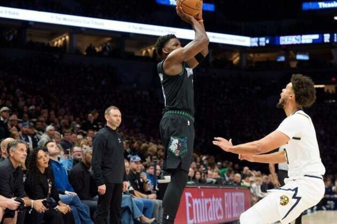 T-wolves star Anthony Edwards (knee) exits game vs. Nuggets