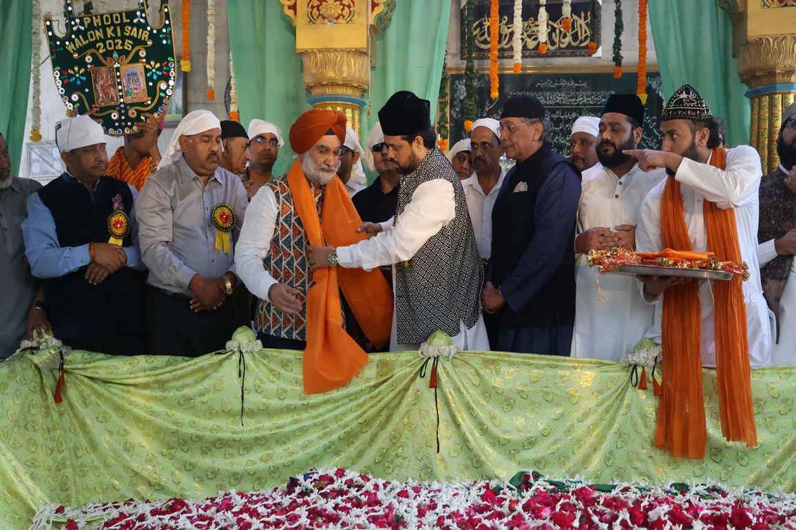 Delhi LG offers 'Chadar' at Khwaja Qutbuddin Bakhtiyar Kaki dargah in Mehrauli