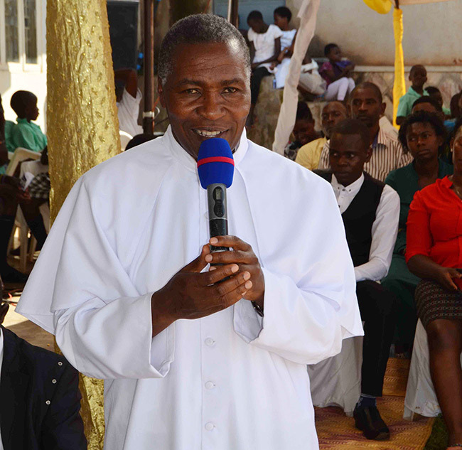  sgr erald alumba delivers his speech during the celebrations of hrist the ing eanery ay at engoisenyi atholic parish on unday