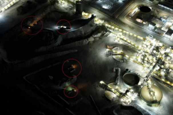 Imagem de drones flagram operação noturna de caminhões e máquinas da Sigma