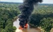 Balsas são queimadas durante operação do contra garimpo ilegal na Amazônia/Divulgação