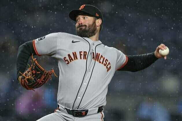 Giants' five-run first beats Yankees in rain-shortened game
