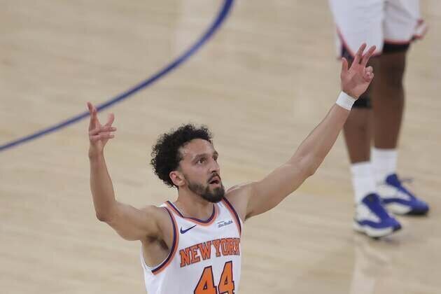 Knicks rally from 22-point fourth-quarter deficit, stun Cavs in OT