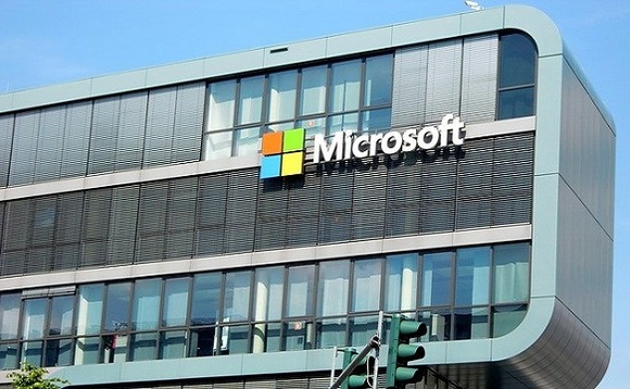 Microsoft hires leading Apple engineer to work on in-house server chips