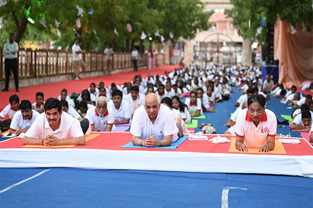 Gujarat creates Guinness World Record on Yoga Day with 2,121 practitioners performing Bhujangasana