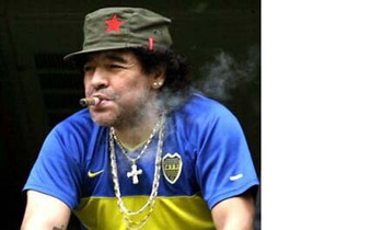 Diego Maradona ng'afuuwa enjaga. Diego Maradona ng'afuuwa enjaga.