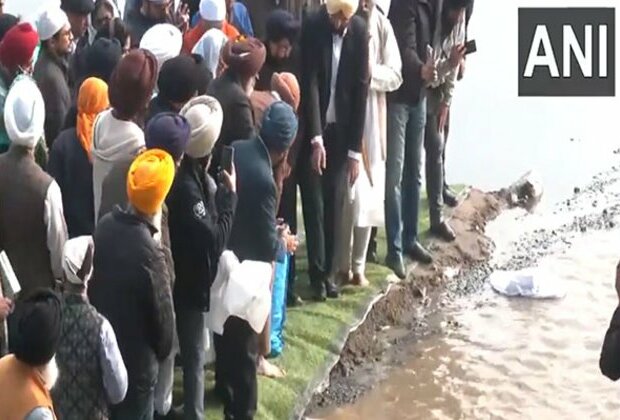 Delhi: Rituals for 'Asthi Visarjan' of former Prime Minister Manmohan Singh performed at Yamuna Ghat near Gurdwara Majnu Ka Tilla