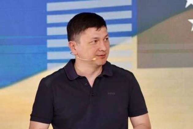 Key Zelensky ally urges him to choose people over land