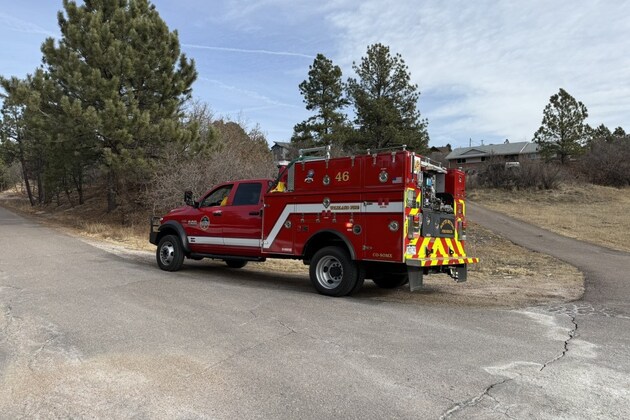 Firefighters douse 2 fires along I-25 in Douglas County