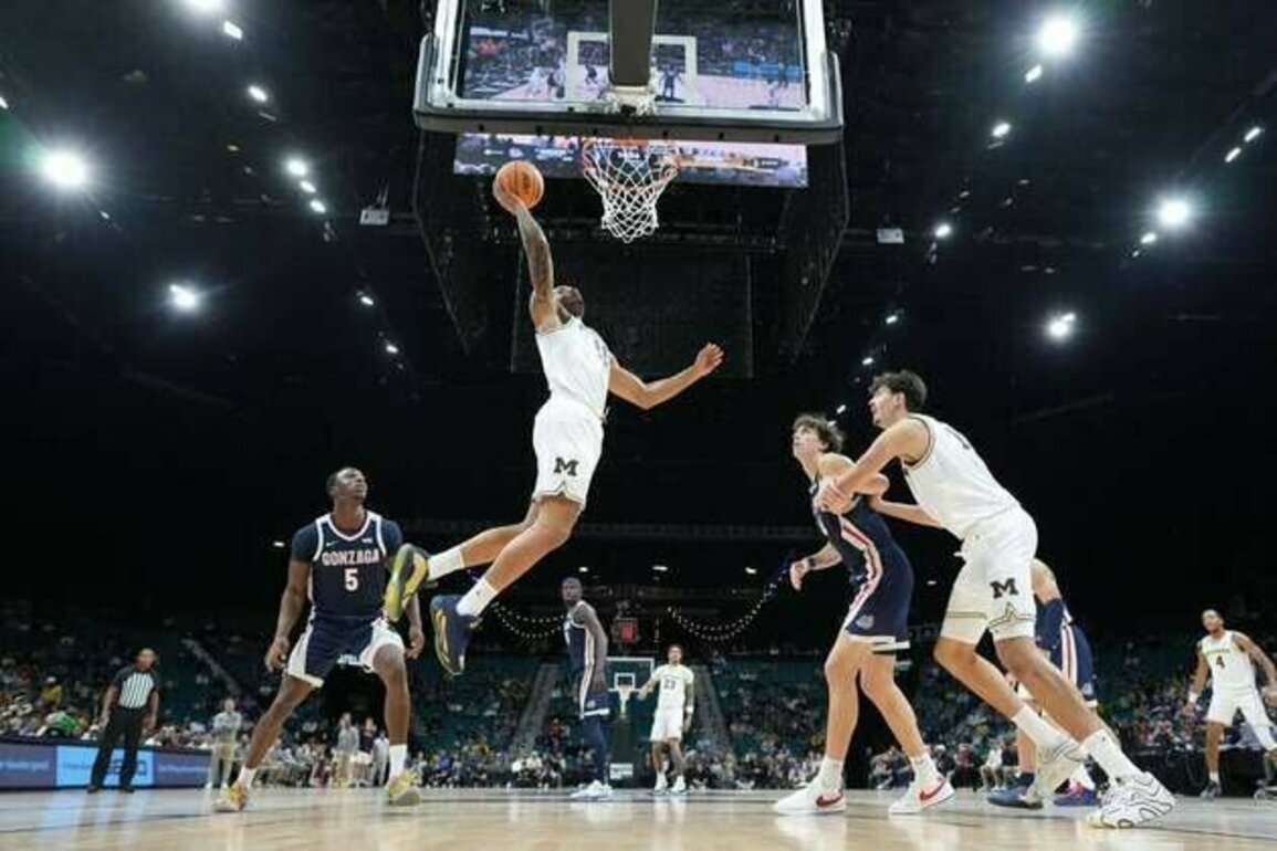 Yaxel Lendeborg powers No. 7 Michigan to dominant showing against No. 12 Gonzaga