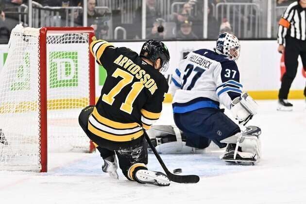 Bruins' home dominance continues in blowout of Jets