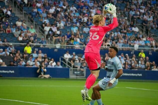 Sounders strike for three early goals, hold off Sporting KC