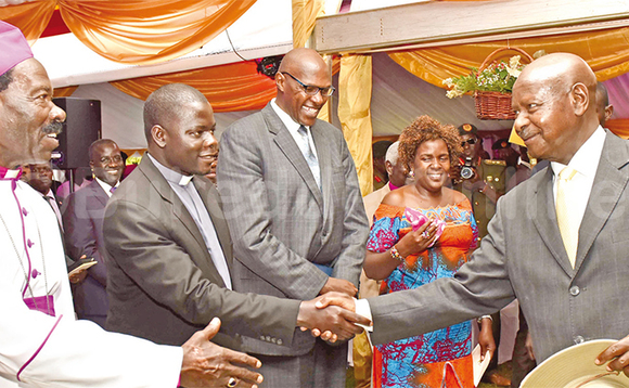 Museveni ng’abuuza ku bamu ku beetabye mu kusaba. Ku kkono ye Bp. Dunstan Bukenya Museveni ng’abuuza ku bamu ku beetabye mu kusaba. Ku kkono ye Bp. Dunstan Bukenya