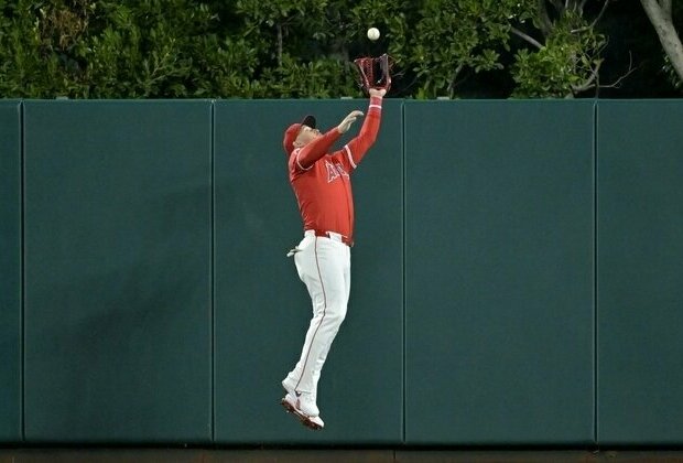 Angels moving Mike Trout to RF to lessen wear on body