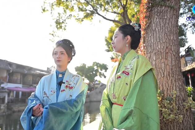 GLOBALink | Draped in tradition: How foreign visitors are embracing Hanfu in China's ancient town