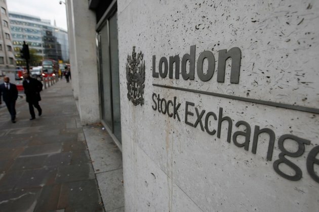 Stocks, Oil Tumble on Virus Variant Fears, Safe Havens Gain