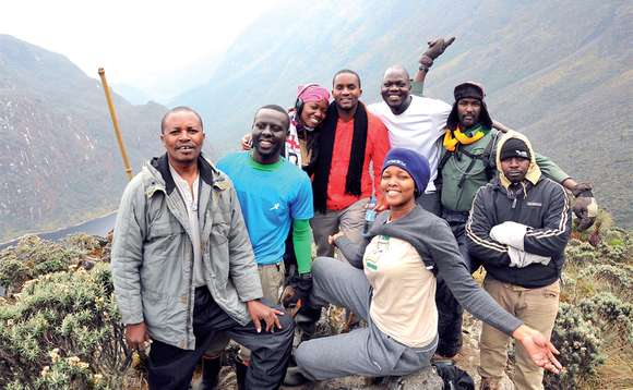 Olusozi Rwenzori lwe lumu ku zisikiriza abalambuzi. Lwe lusozi lwokka mu Uganda okuli omuzira ku ntikko yaalwo Olusozi Rwenzori lwe lumu ku zisikiriza abalambuzi. Lwe lusozi lwokka mu Uganda okuli omuzira ku ntikko yaalwo