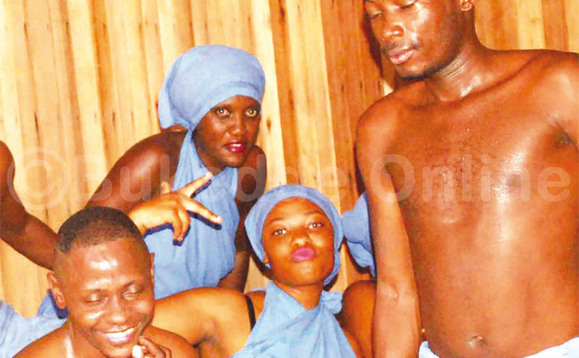 Abasajja n’abakazi nga beesibye obusuuka mu sawuna. Abasajja n’abakazi nga beesibye obusuuka mu sawuna.