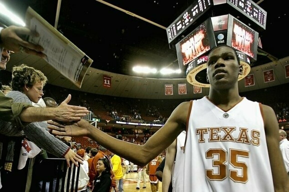 Short-handed Spurs battle Suns in Kevin Durant's return to Austin