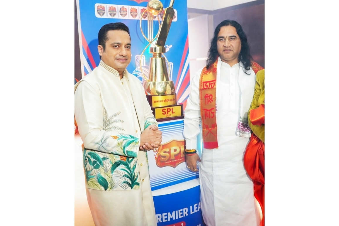 Devkinandan Thakur Ji Maharaj and Bada Business Founder Dr Vivek Bindra Unveil SPL Trophy
