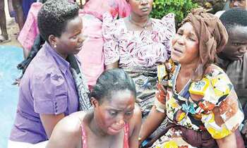 Nabakooza (ku ddyo) ng’akaabira mutabani we. Nabakooza (ku ddyo) ng’akaabira mutabani we.