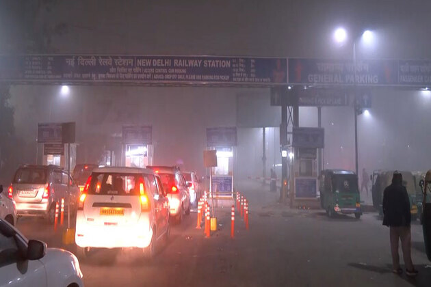 Trains face delays at the railway stations due to dense fog in Delhi, passengers complain of travel disruption