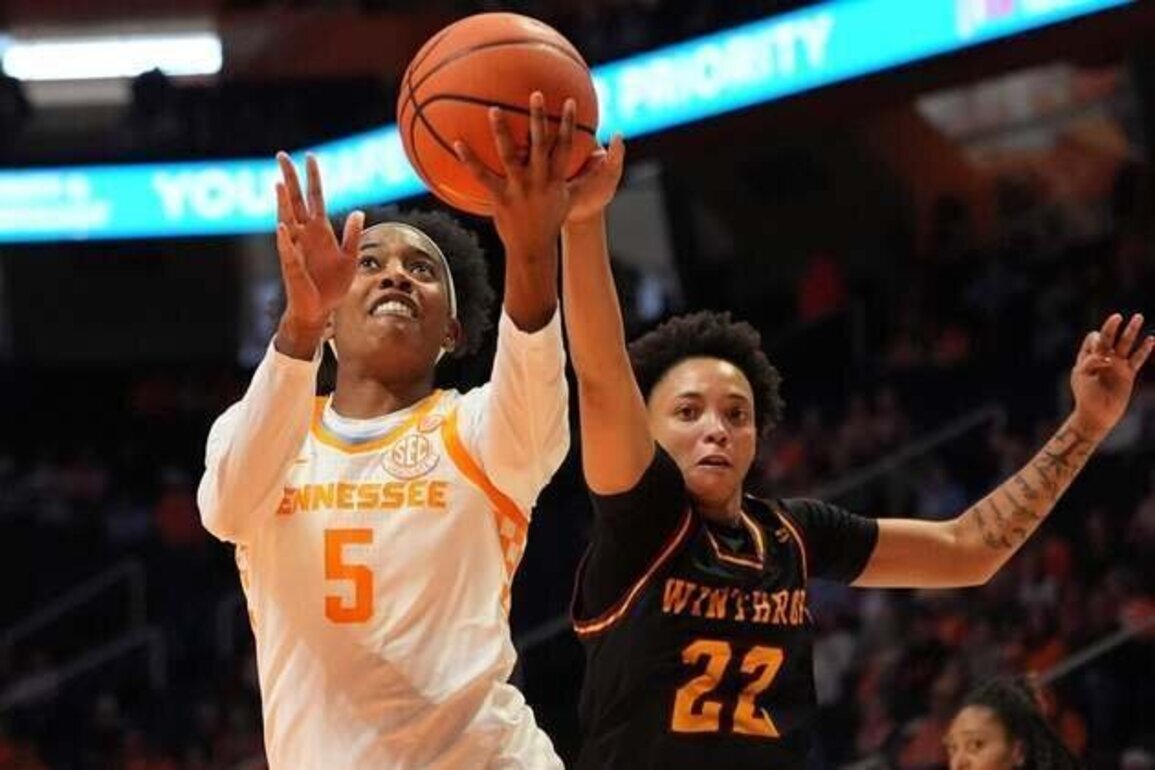 Tennessee guard leaves team, calls senior night 'breaking point'