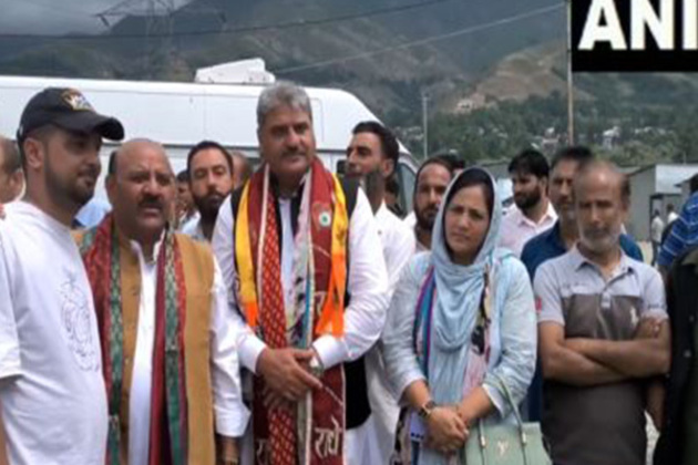 "Festival-like atmosphere in J-K," Dy CM Surinder Chaudhary welcomes first batch of Amarnath Yatra pilgrims in Banihal