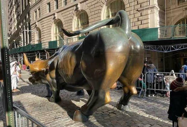 Bulls stay in charge on Wall Street, Dow Jones hits new high