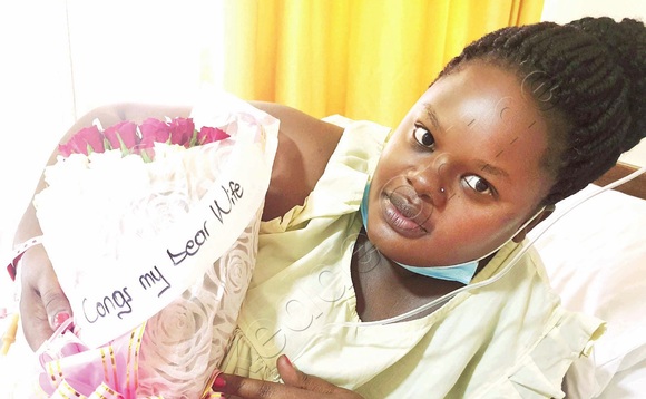Jamirah ng’akutte ekimuli ekimukulisa bbebi bba kye yamuwadde. Wano ng'ali mu ddwaaliro. Jamirah ng’akutte ekimuli ekimukulisa bbebi bba kye yamuwadde. Wano ng'ali mu ddwaaliro.