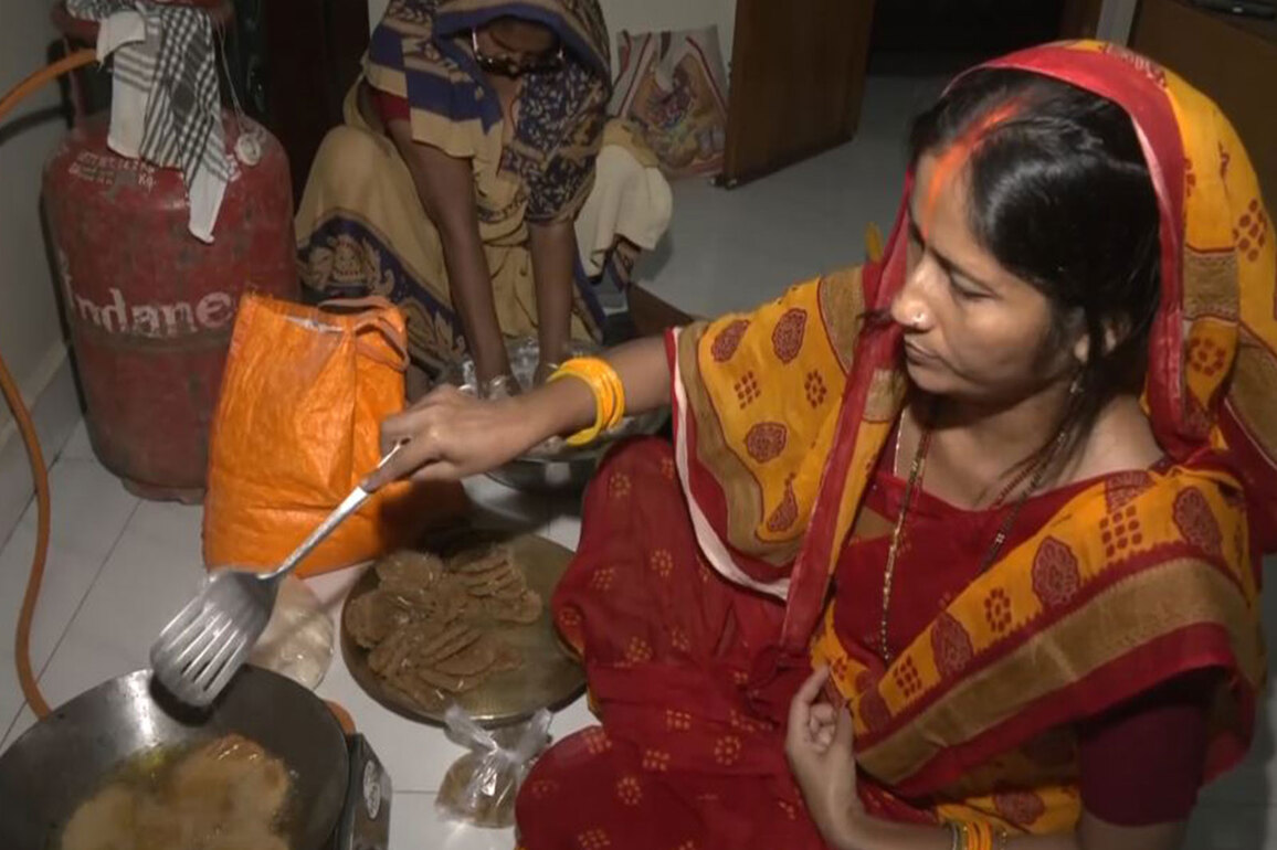 Women prepare Thekua prasad to offer 'Arghya' to setting Sun on third day of Chhath Puja