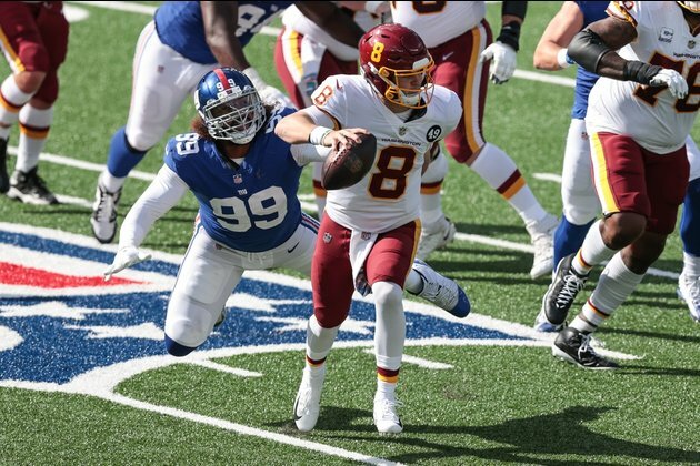 Crowder's late touchdown lifts Giants to first win