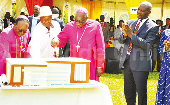 Pulezidenti (wakati) Bp. Lwanga ( ku kkono) ne Bp. Odama nga basala kkeeki. Pulezidenti (wakati) Bp. Lwanga ( ku kkono) ne Bp. Odama nga basala kkeeki.