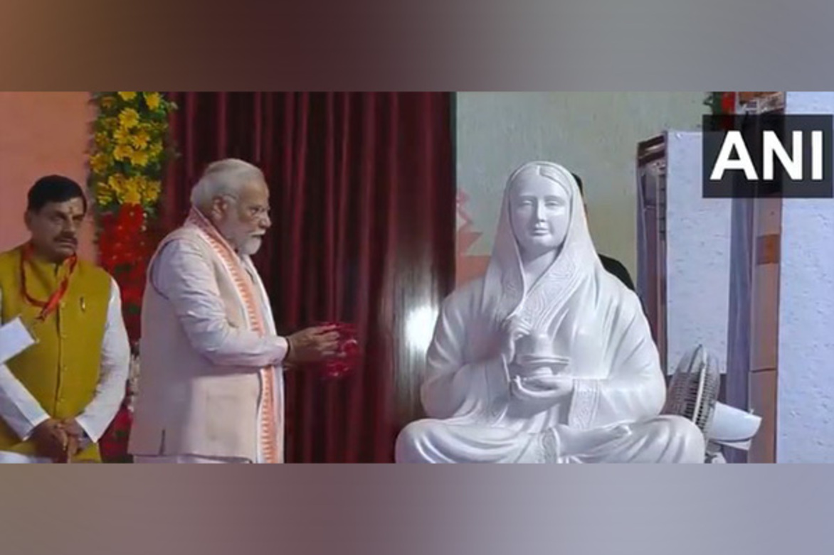MP: Prime Minister Modi pays floral tribute to Ahilyabai Holkar in Bhopal