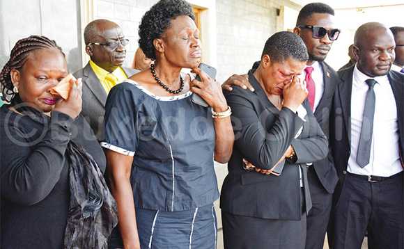 Abamu ku babaka ba palamenti okuli; Betty Anywar, Betty Omongi, Robert Kyagulanyi ne Paul Mwiru nga bakaaba eggulo mu palamenti. Abamu ku babaka ba palamenti okuli; Betty Anywar, Betty Omongi, Robert Kyagulanyi ne Paul Mwiru nga bakaaba eggulo mu palamenti.