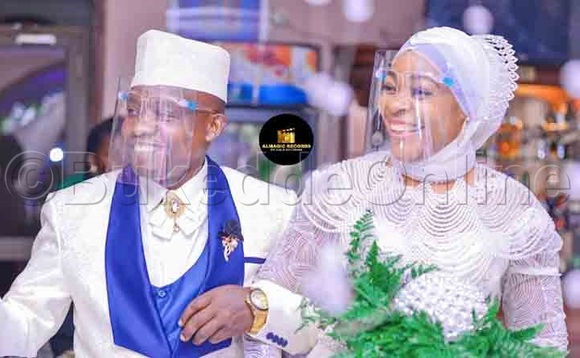 Hajji Musa Ssetwalo ne Hajati we nga bafa essanyu. Hajji Musa Ssetwalo ne Hajati we nga bafa essanyu.