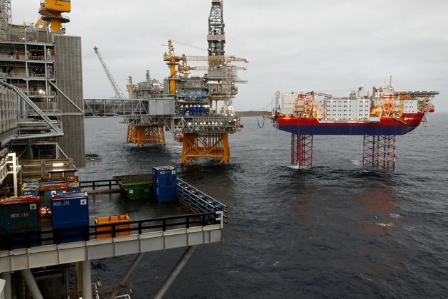 Oil Rises as Hopes Build for Global Production Cut